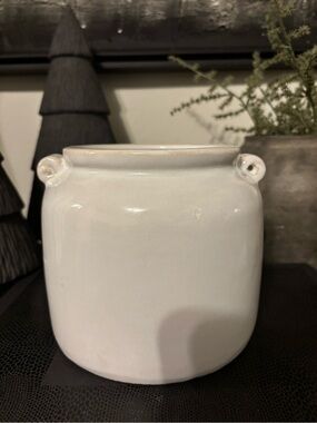 Classic White Vintage Style Ceramic Accent Vase- Small